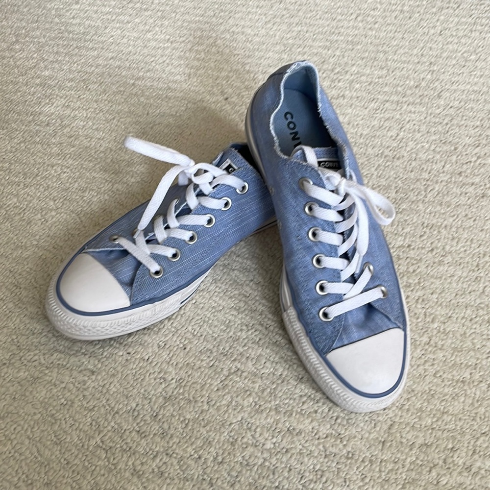 Ladies so 8.5 Lt blue Converse Chucks